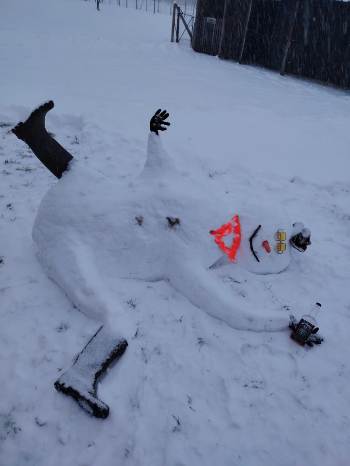 KRIŽOPOTJE Umjesto klasičnog snjegovića – pijani Snješko ‘na sve četiri’ u dvorištu (3)