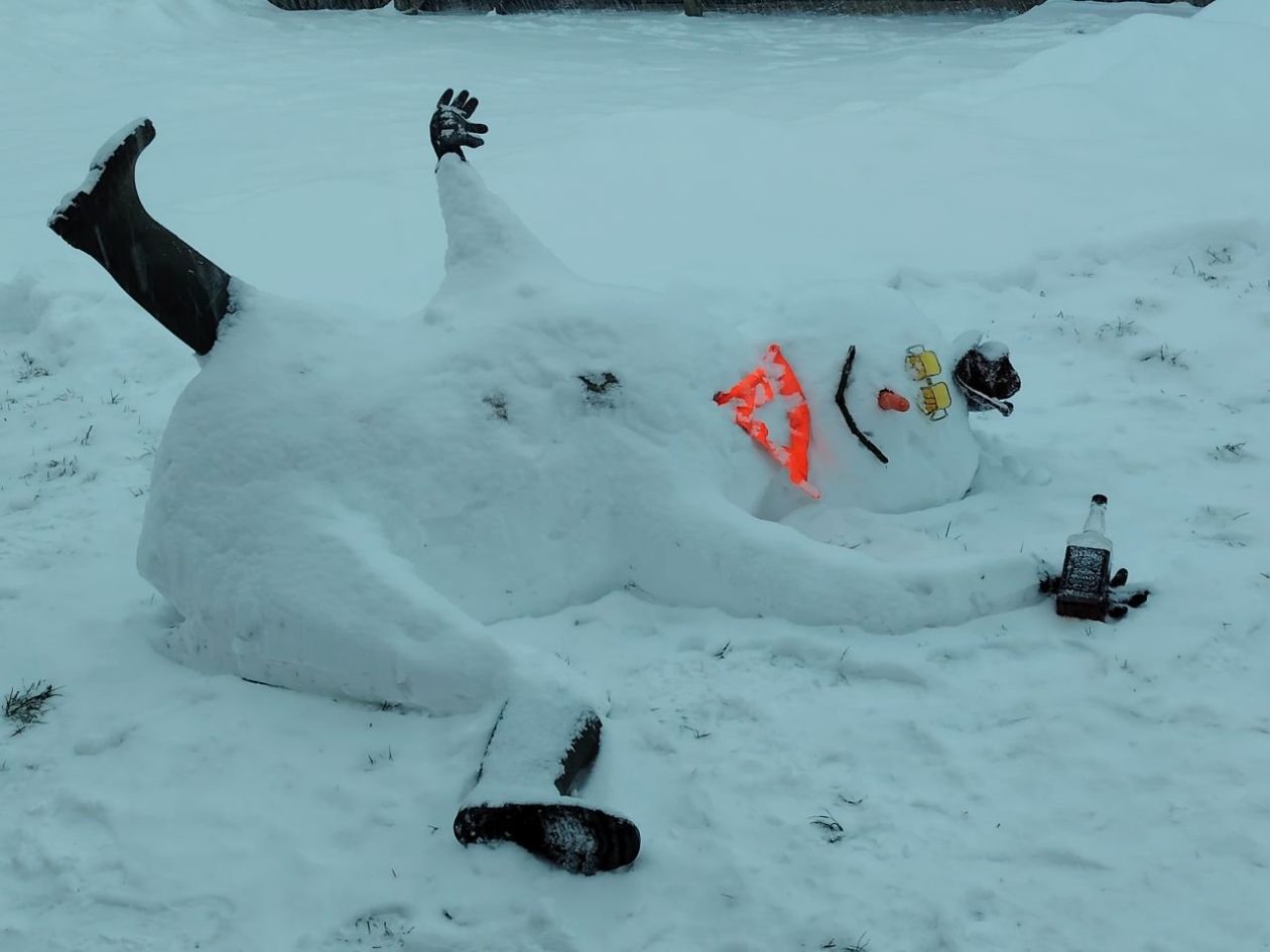 KRIŽOPOTJE Umjesto klasičnog snjegovića – pijani Snješko ‘na sve četiri’ u dvorištu (4)