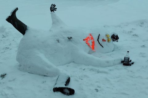 KRIŽOPOTJE Umjesto klasičnog snjegovića – pijani Snješko ‘na sve četiri’ u dvorištu (4)