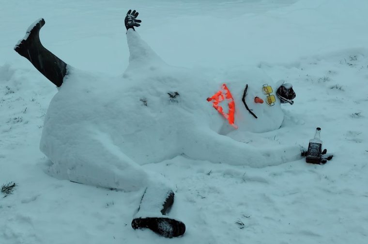 KRIŽOPOTJE Umjesto klasičnog snjegovića – pijani Snješko ‘na sve četiri’ u dvorištu (4) KRIŽOPOTJE Umjesto klasičnog snjegovića – pijani Snješko ‘na sve četiri’ u dvorištu (4)