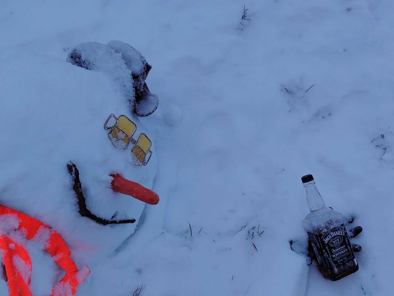 KRIŽOPOTJE Umjesto klasičnog snjegovića – pijani Snješko ‘na sve četiri’ u dvorištu (5)