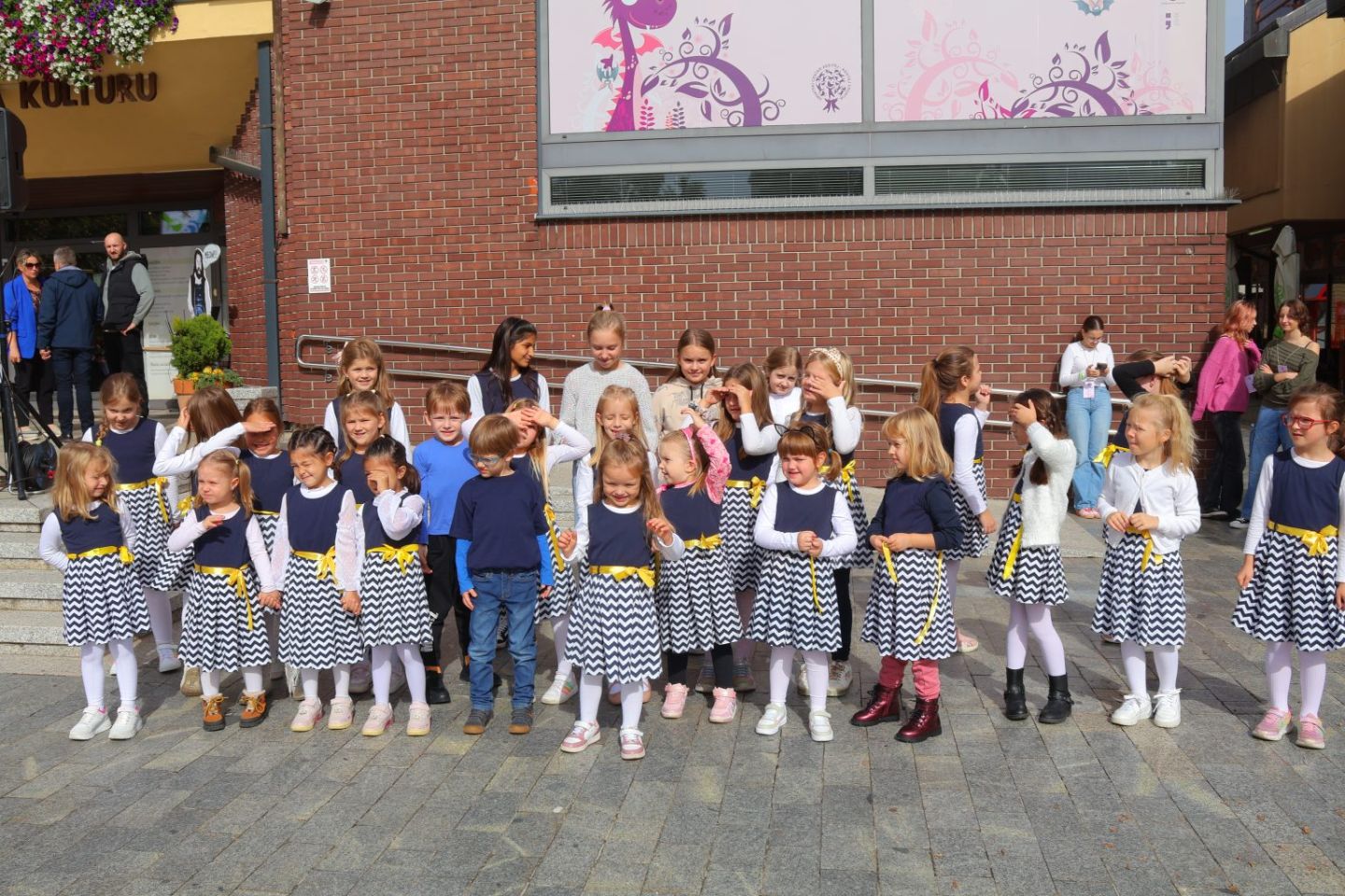 KRUG MIRA Djeca vrtića i škola ispunila središnji trg pjesmom i osmijehom (1)