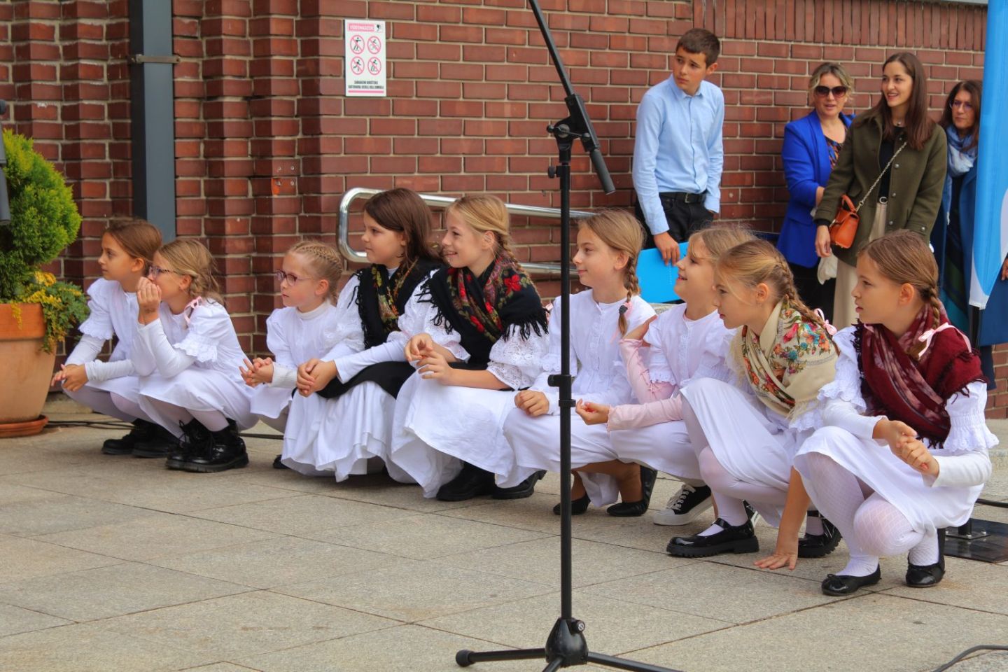 KRUG MIRA Djeca vrtića i škola ispunila središnji trg pjesmom i osmijehom (11)