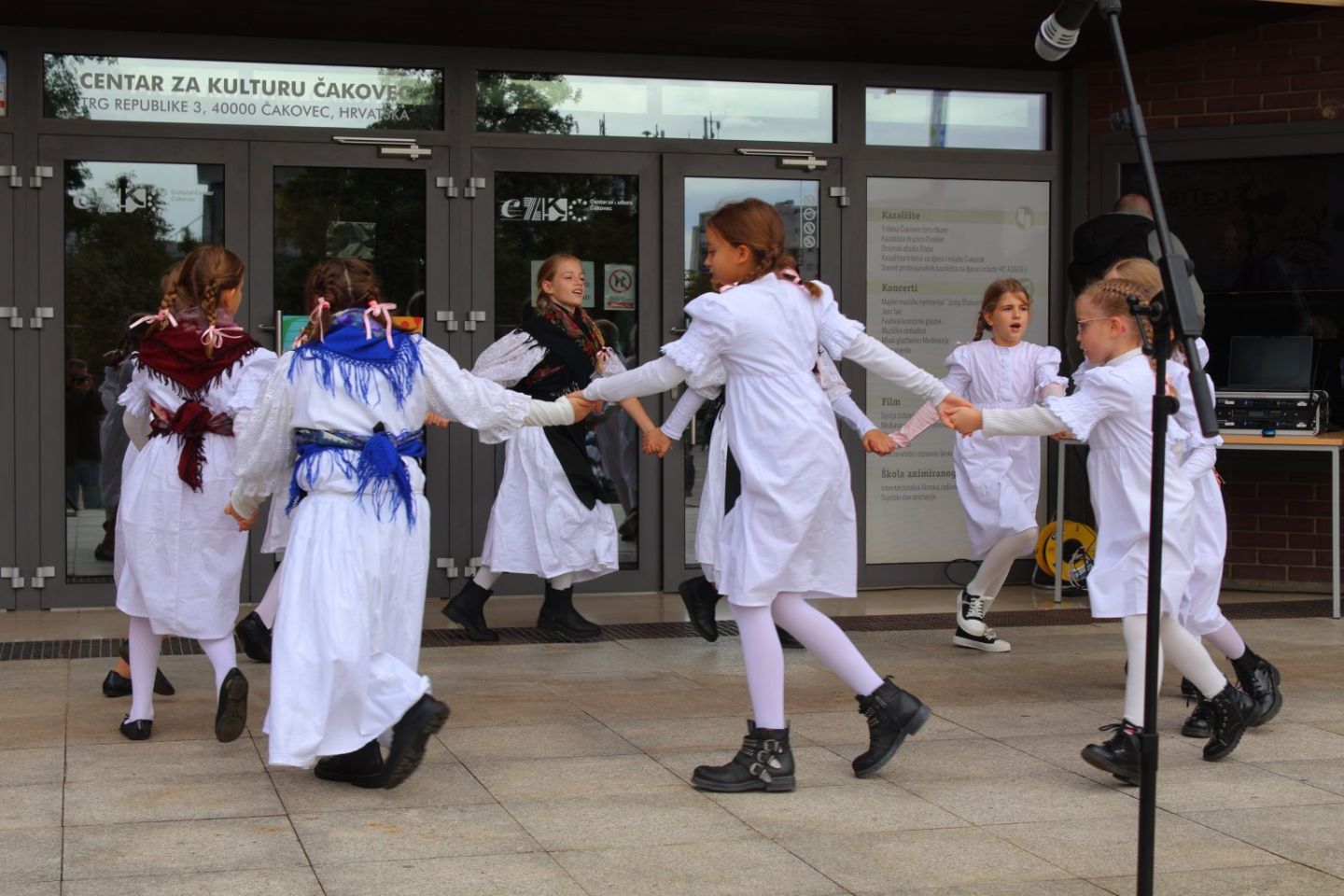 KRUG MIRA Djeca vrtića i škola ispunila središnji trg pjesmom i osmijehom (12)