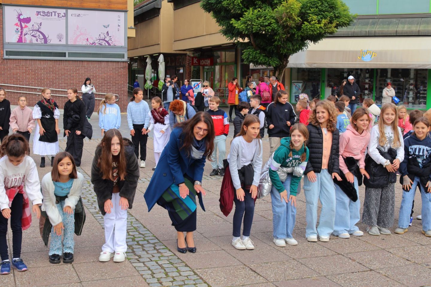 KRUG MIRA Djeca vrtića i škola ispunila središnji trg pjesmom i osmijehom (15)