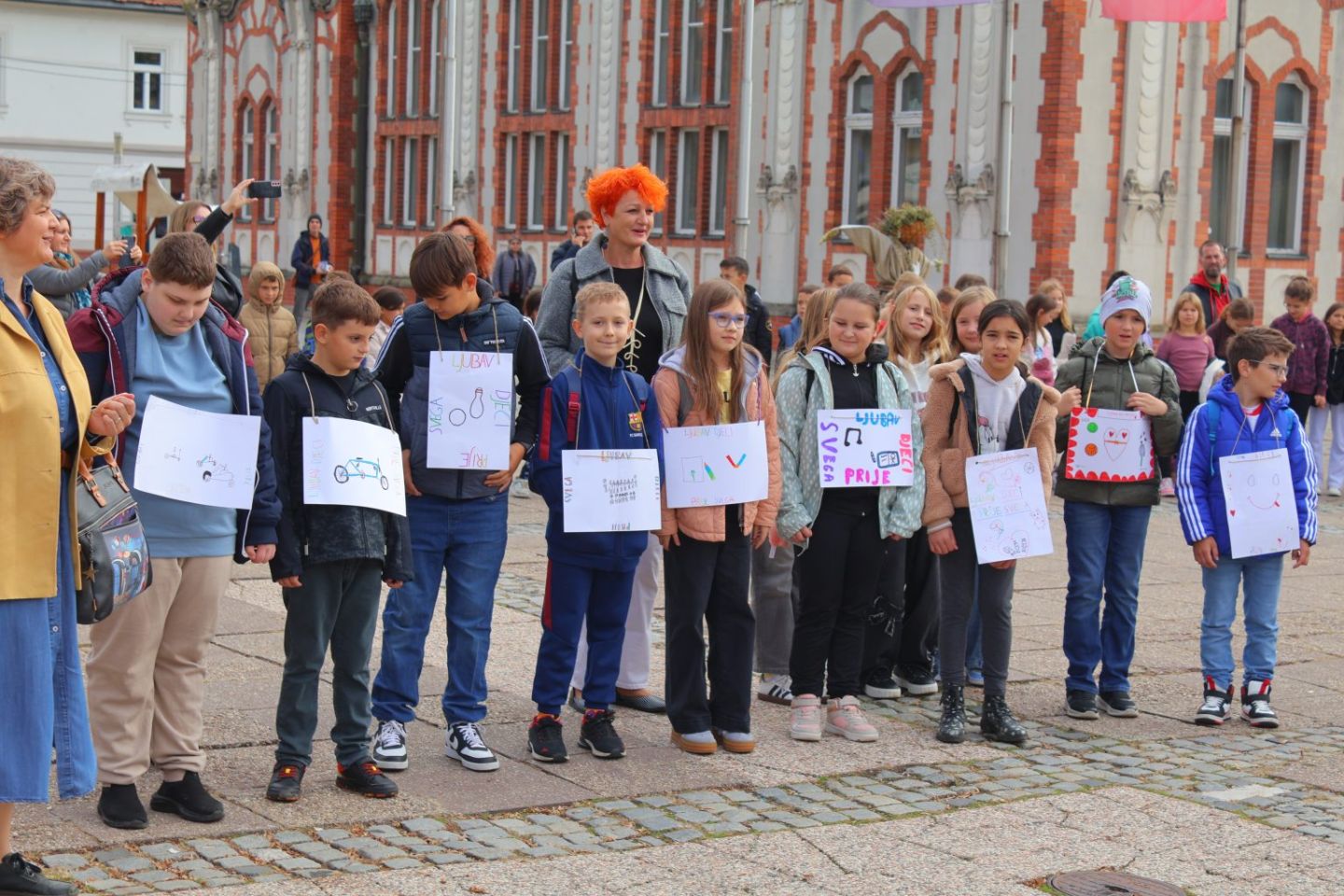 KRUG MIRA Djeca vrtića i škola ispunila središnji trg pjesmom i osmijehom (17)