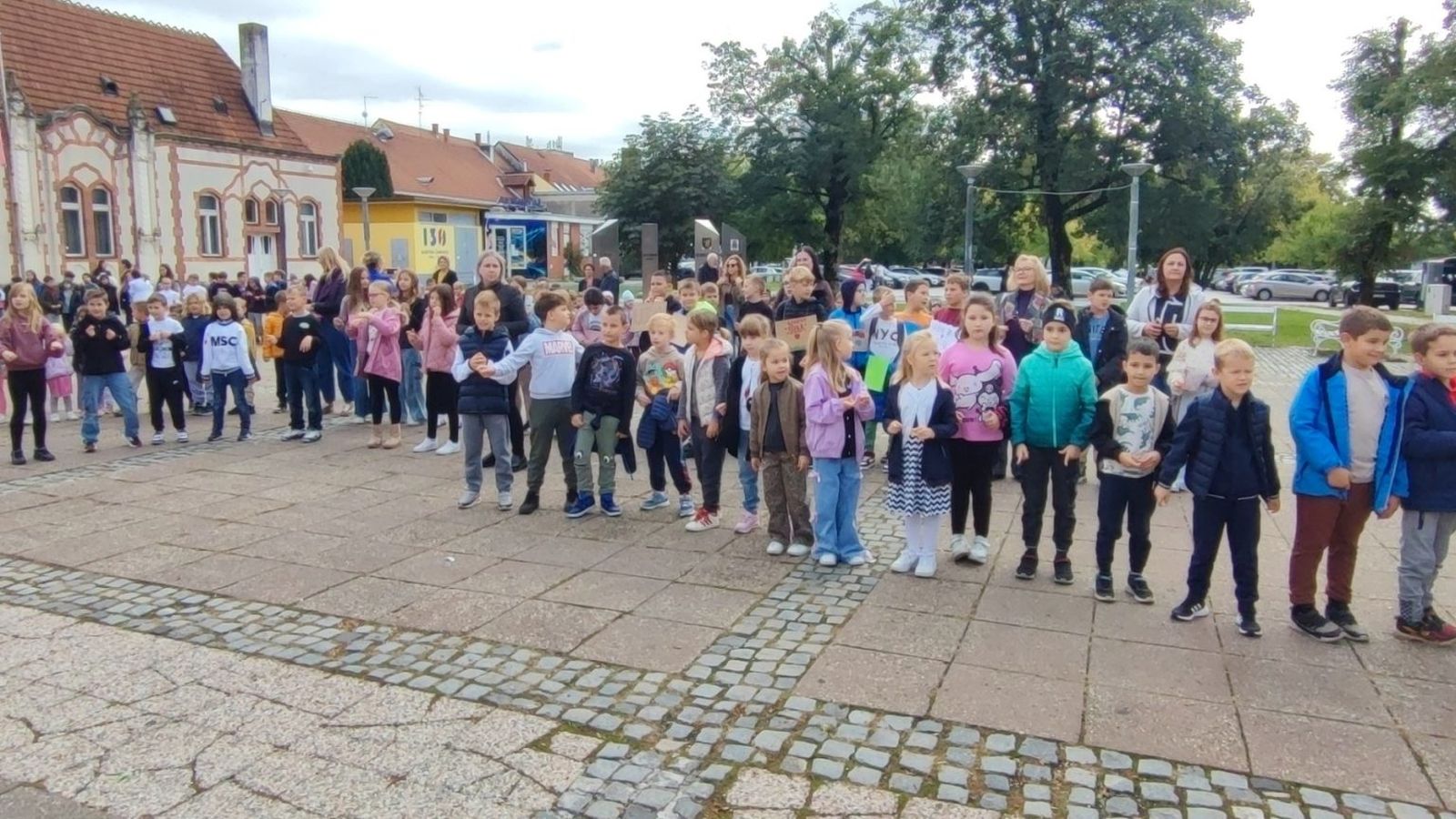 KRUG MIRA Djeca vrtića i škola ispunila središnji trg pjesmom i osmijehom (22)