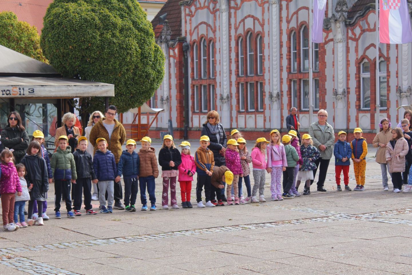 KRUG MIRA Djeca vrtića i škola ispunila središnji trg pjesmom i osmijehom (6)