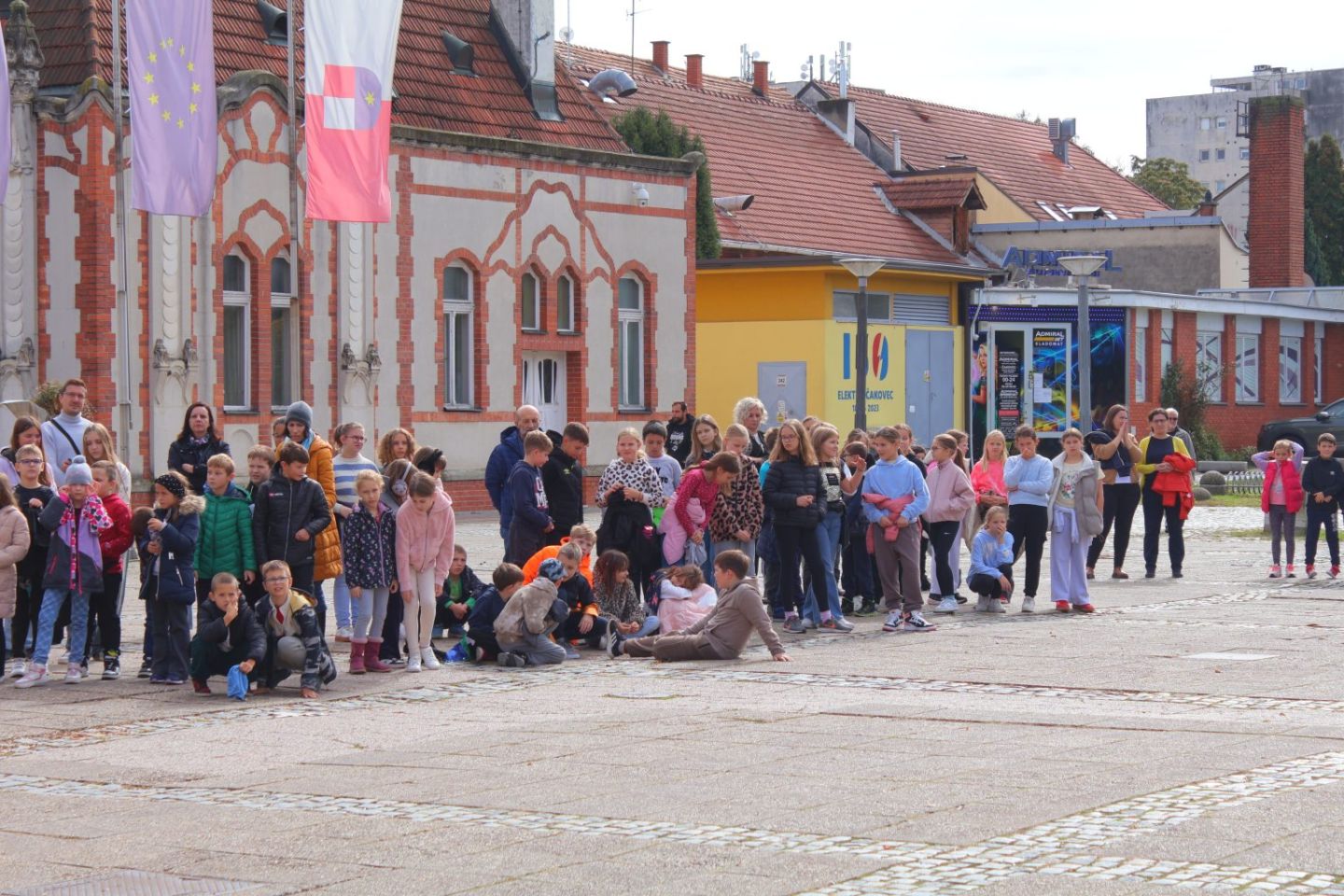 KRUG MIRA Djeca vrtića i škola ispunila središnji trg pjesmom i osmijehom (7)