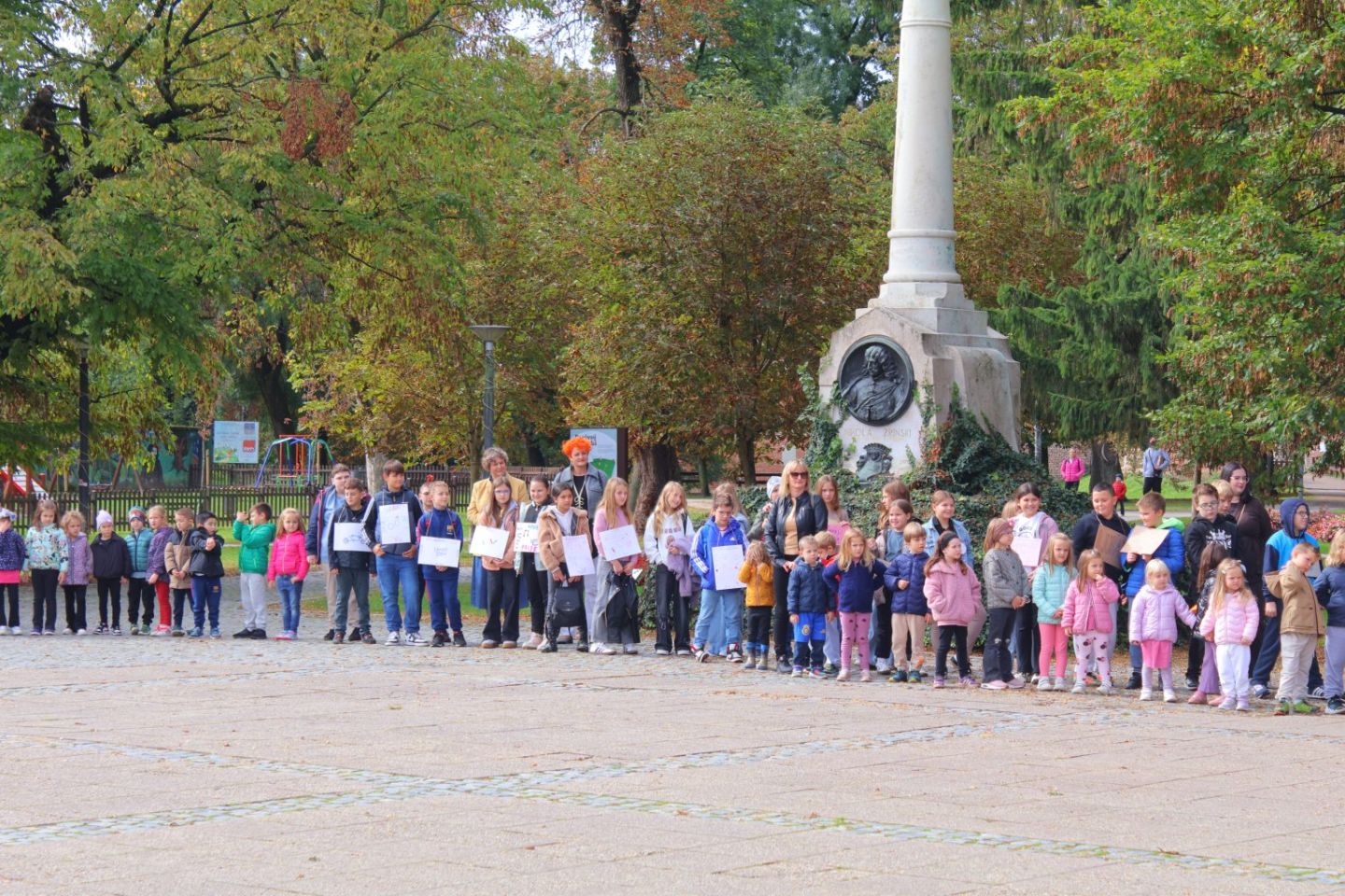 KRUG MIRA Djeca vrtića i škola ispunila središnji trg pjesmom i osmijehom (8)