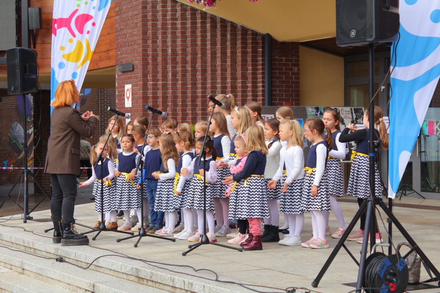 KRUG MIRA Djeca vrtića i škola ispunila središnji trg pjesmom i osmijehom (9)