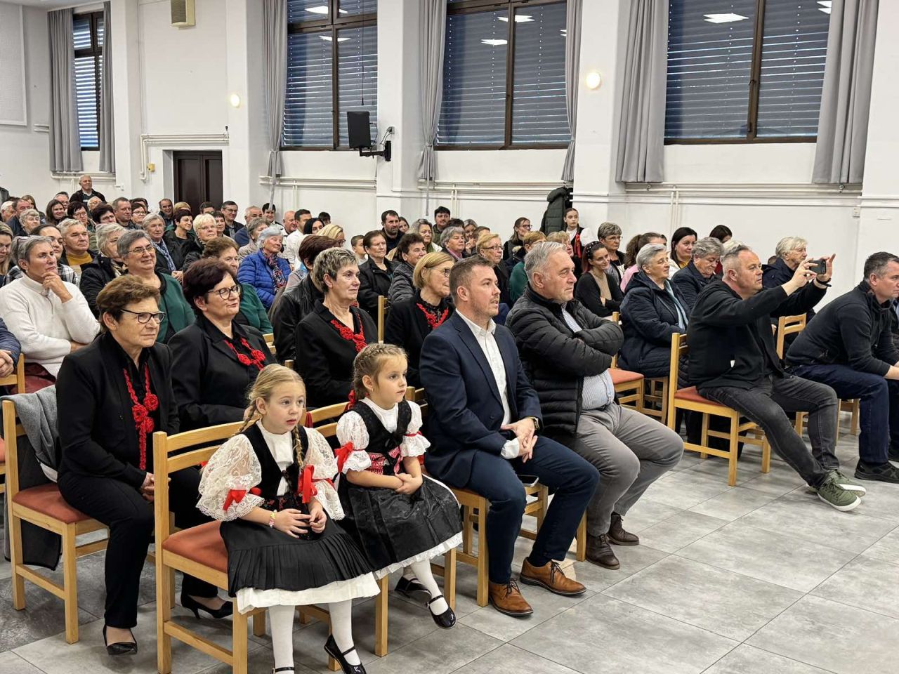 KUD PODTUREN Tradicija, pjesma i mošt priredba povodom Martinja ispunila Društveni dom (10)