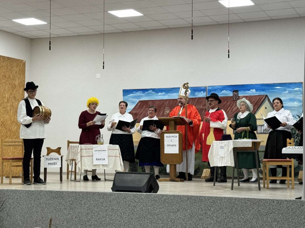 KUD PODTUREN Tradicija, pjesma i mošt priredba povodom Martinja ispunila Društveni dom (7)