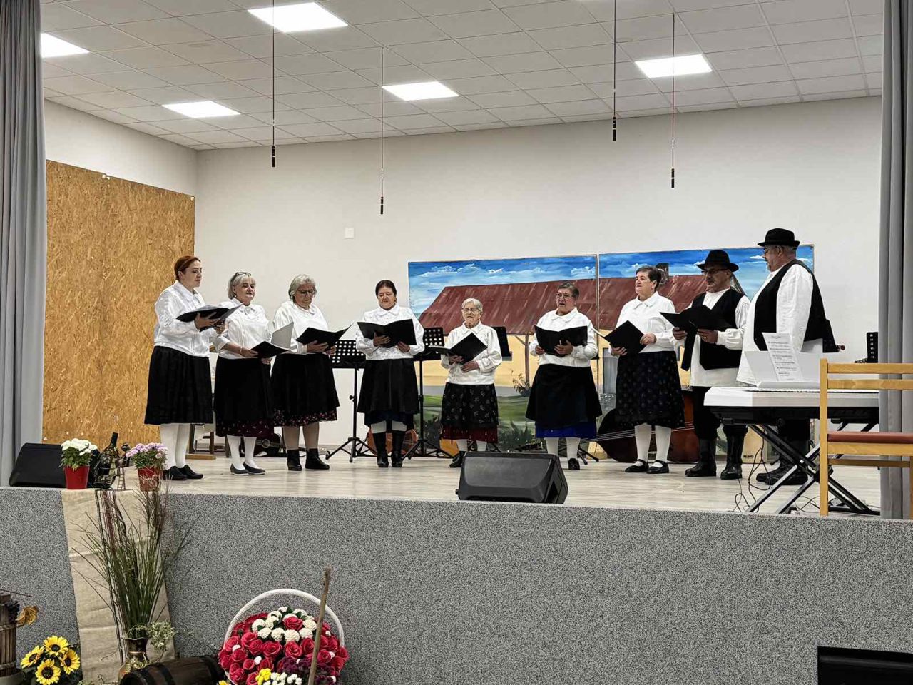 KUD PODTUREN Tradicija, pjesma i mošt priredba povodom Martinja ispunila Društveni dom (8)