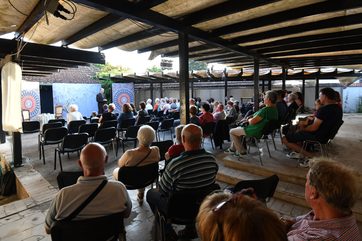 Nedelišće: Povodom Dana Općine Nedelišće u atriju starog NM kluba održana je predstava “Nečiste sile u gradu N” Nedelišće: Povodom Dana Općine Nedelišće u atriju starog NM kluba održana je predstava “Nečiste sile u gradu N”
