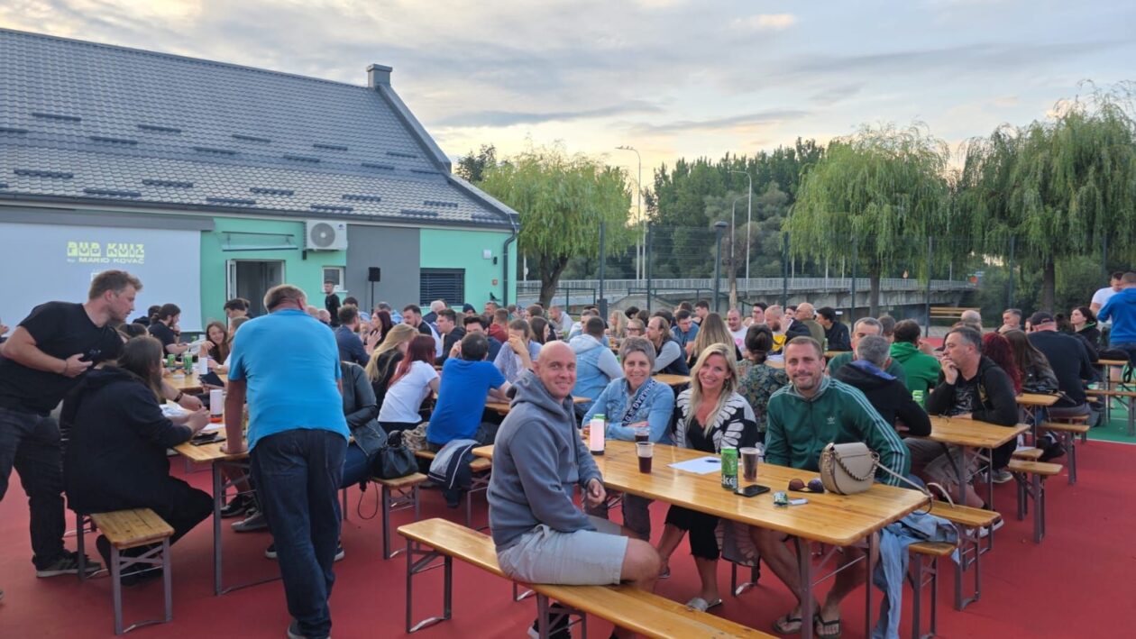 KVIZ POD ZVIJEZDAMA Mario Kovač razveselio Mursko Središće, pobjedu odnijela ekipa ‘Skupazajedno’ (11) KVIZ POD ZVIJEZDAMA Mario Kovač razveselio Mursko Središće, pobjedu odnijela ekipa ‘Skupazajedno’ (11)