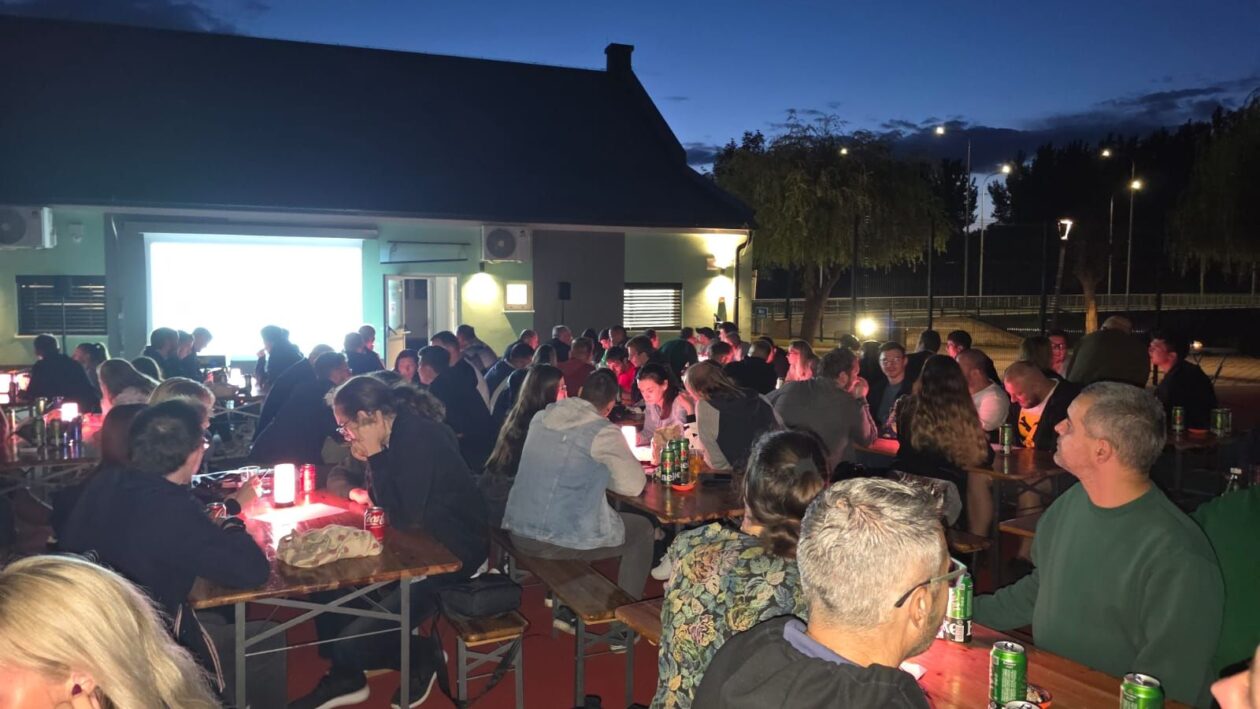 KVIZ POD ZVIJEZDAMA Mario Kovač razveselio Mursko Središće, pobjedu odnijela ekipa ‘Skupazajedno’ (9) KVIZ POD ZVIJEZDAMA Mario Kovač razveselio Mursko Središće, pobjedu odnijela ekipa ‘Skupazajedno’ (9)