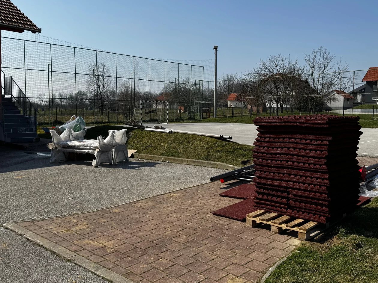 Knezovec (1) dječje igralište