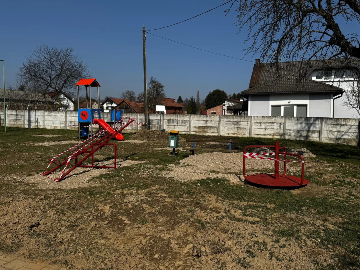 Knezovec (1) dječje igralište