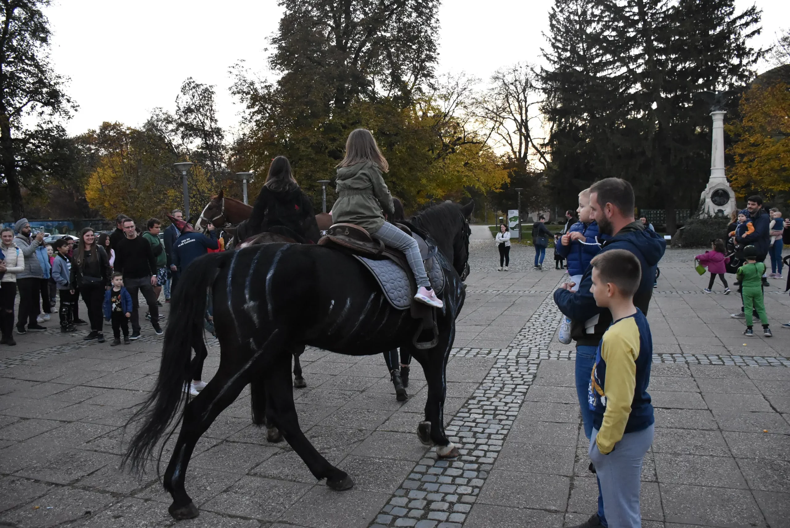 Konjički klub Međimurje razveselio je mališane za Halloween u Čakovcu (1)