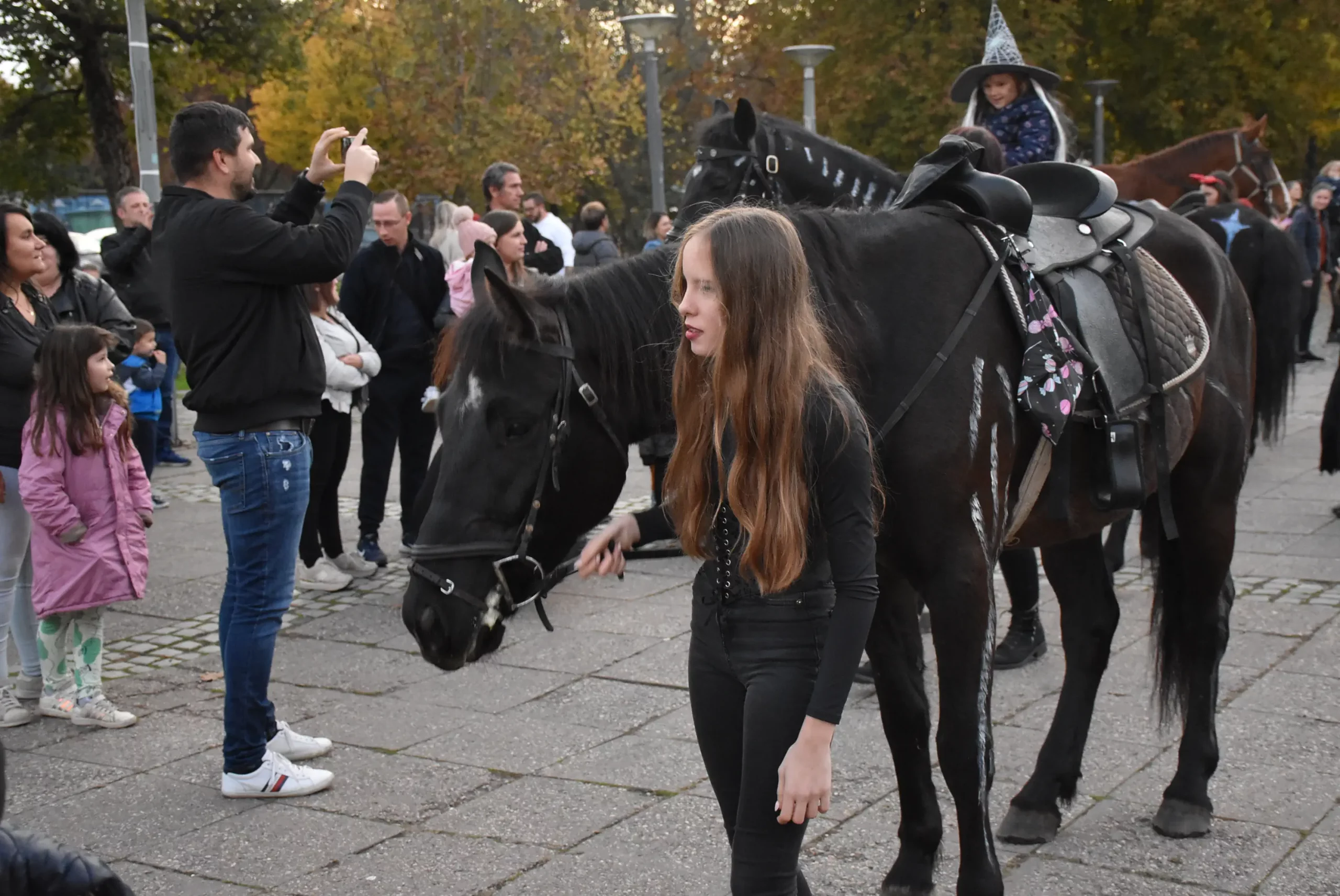 Konjički klub Međimurje razveselio je mališane za Halloween u Čakovcu (35)