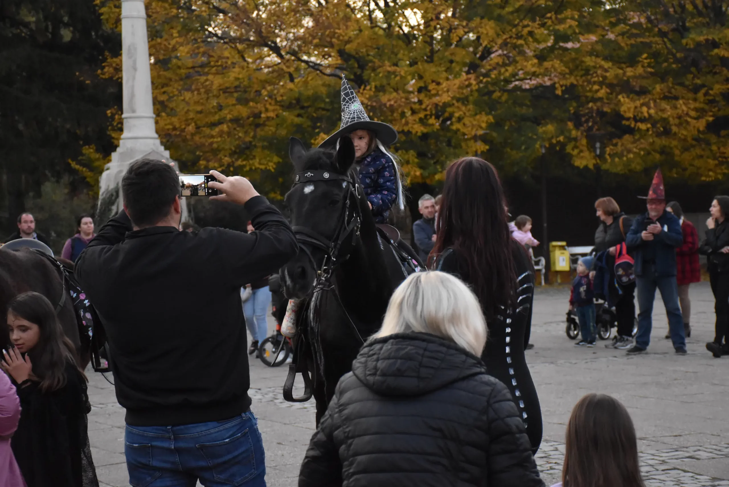 Konjički klub Međimurje razveselio je mališane za Halloween u Čakovcu (36)