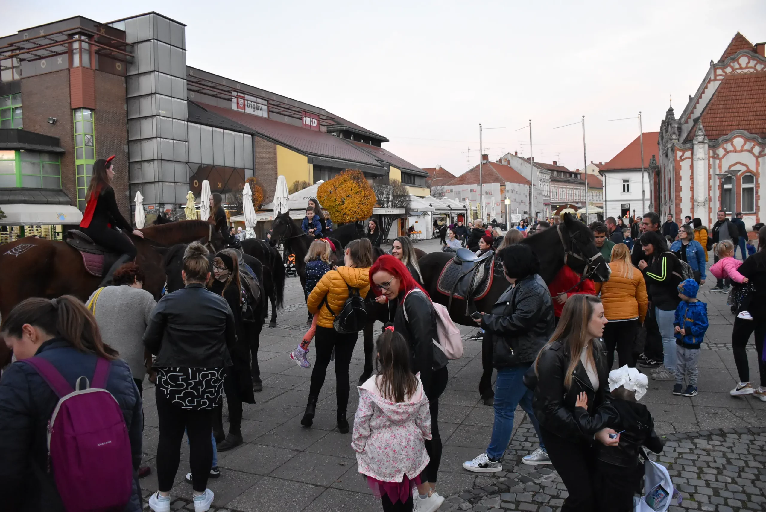 Konjički klub Međimurje razveselio je mališane za Halloween u Čakovcu (39)