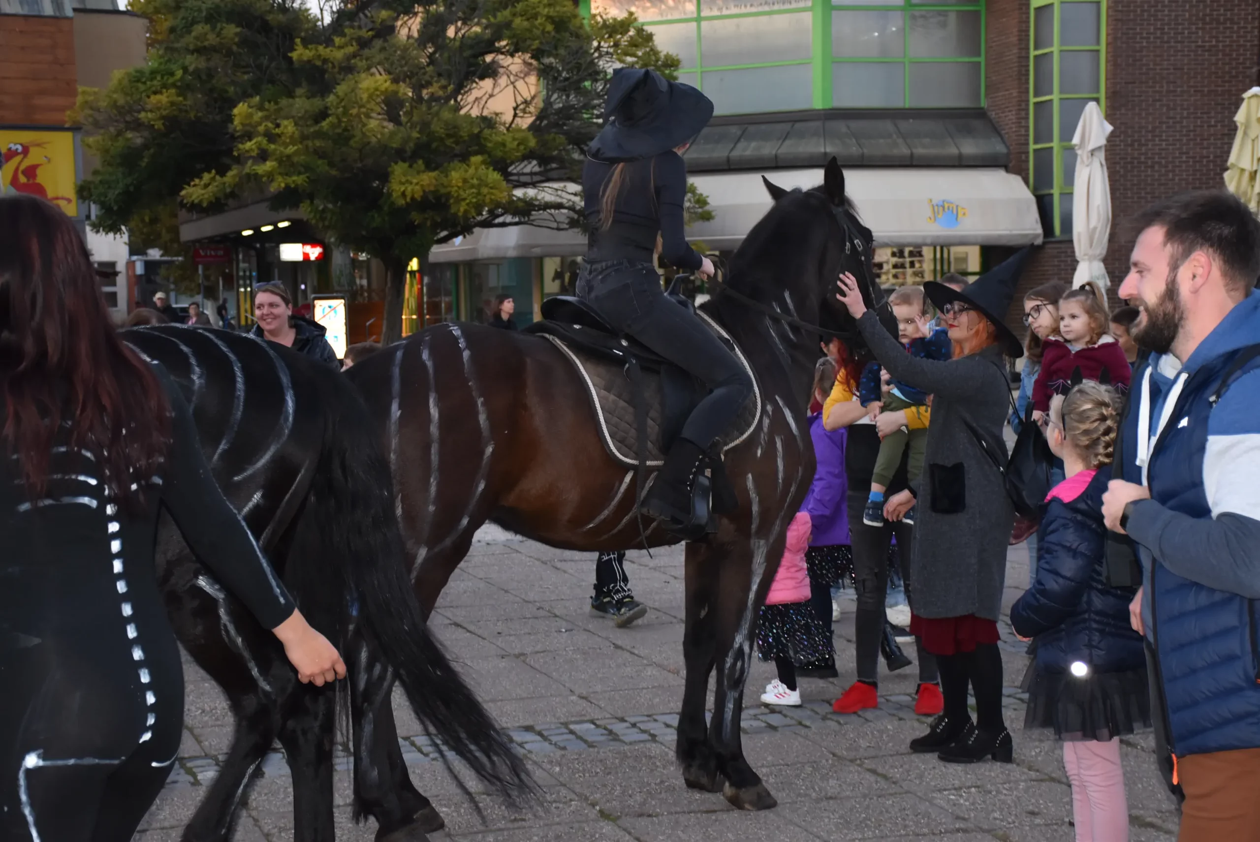 Konjički klub Međimurje razveselio je mališane za Halloween u Čakovcu (46)