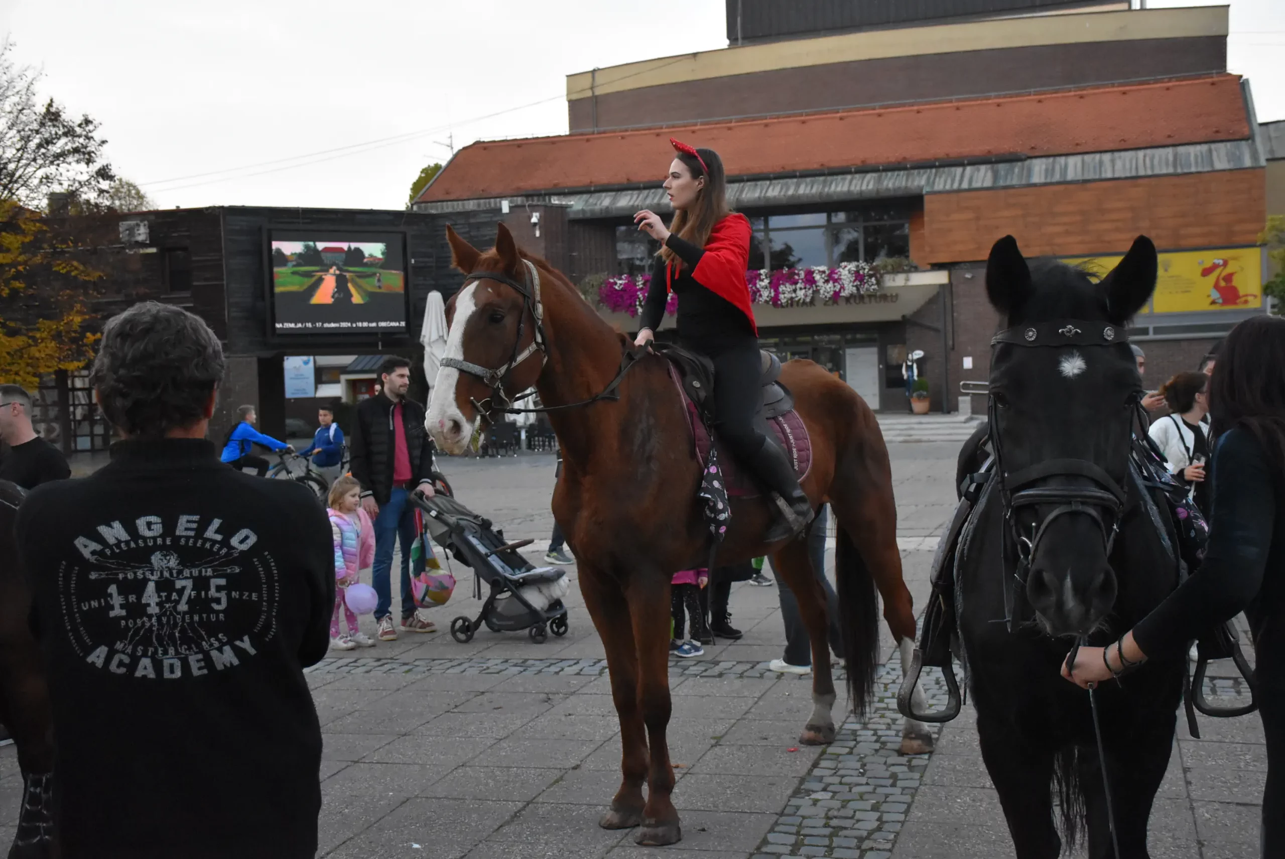 Konjički klub Međimurje razveselio je mališane za Halloween u Čakovcu (47)