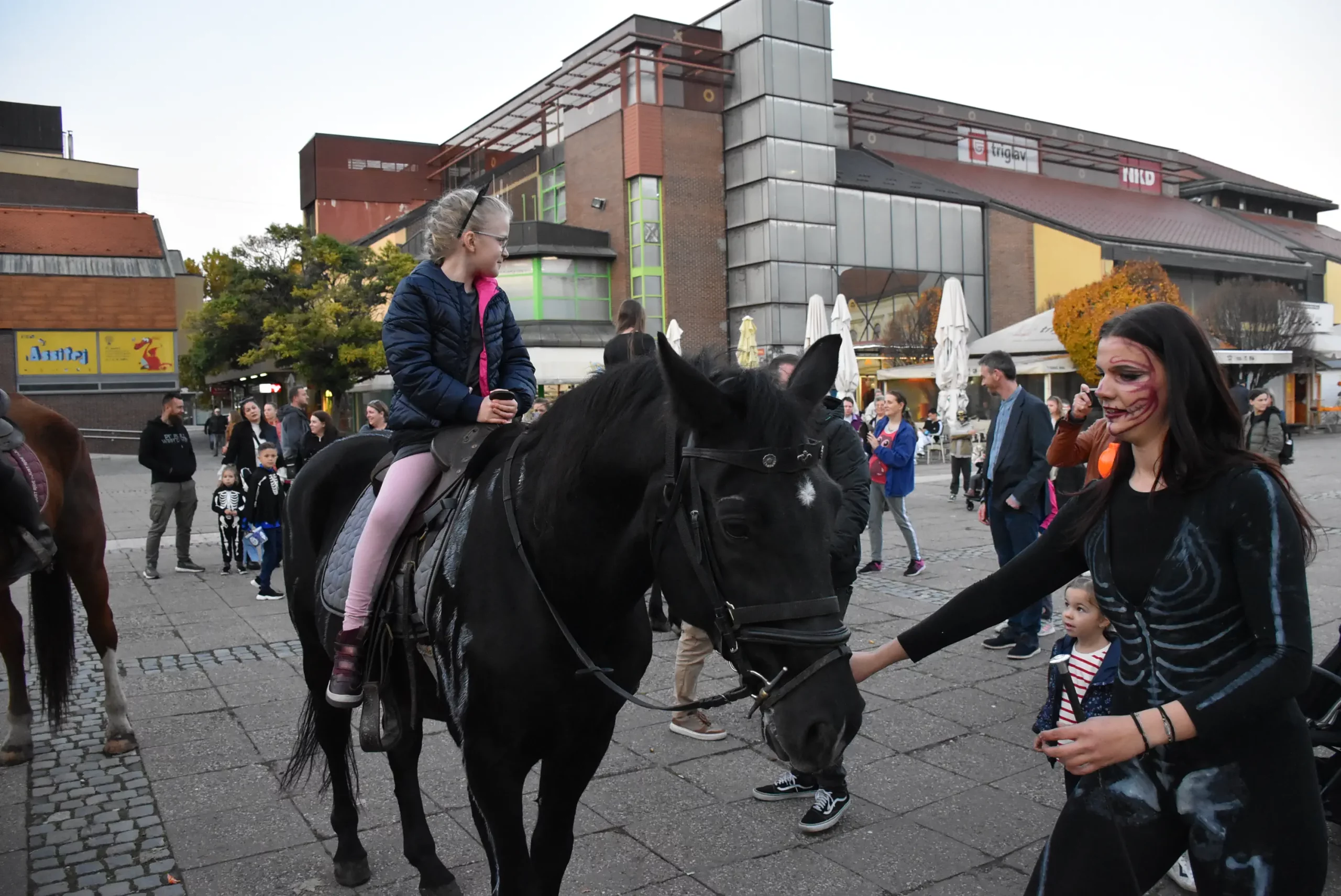 Konjički klub Međimurje razveselio je mališane za Halloween u Čakovcu (48)