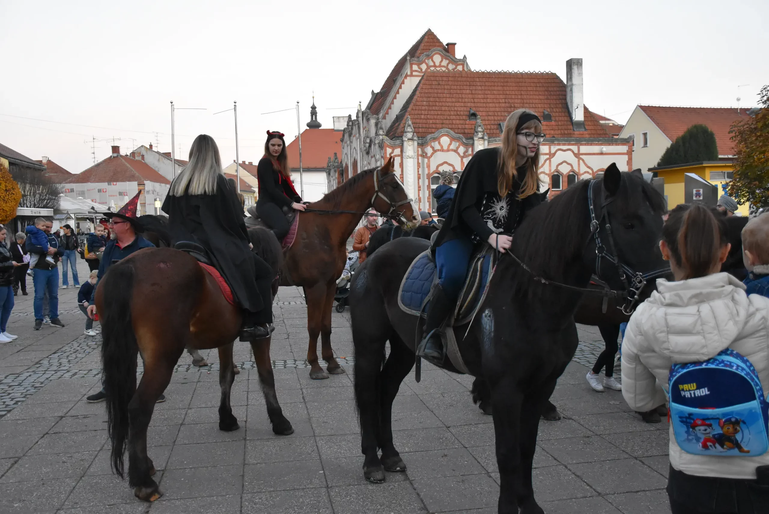 Konjički klub Međimurje razveselio je mališane za Halloween u Čakovcu (50)