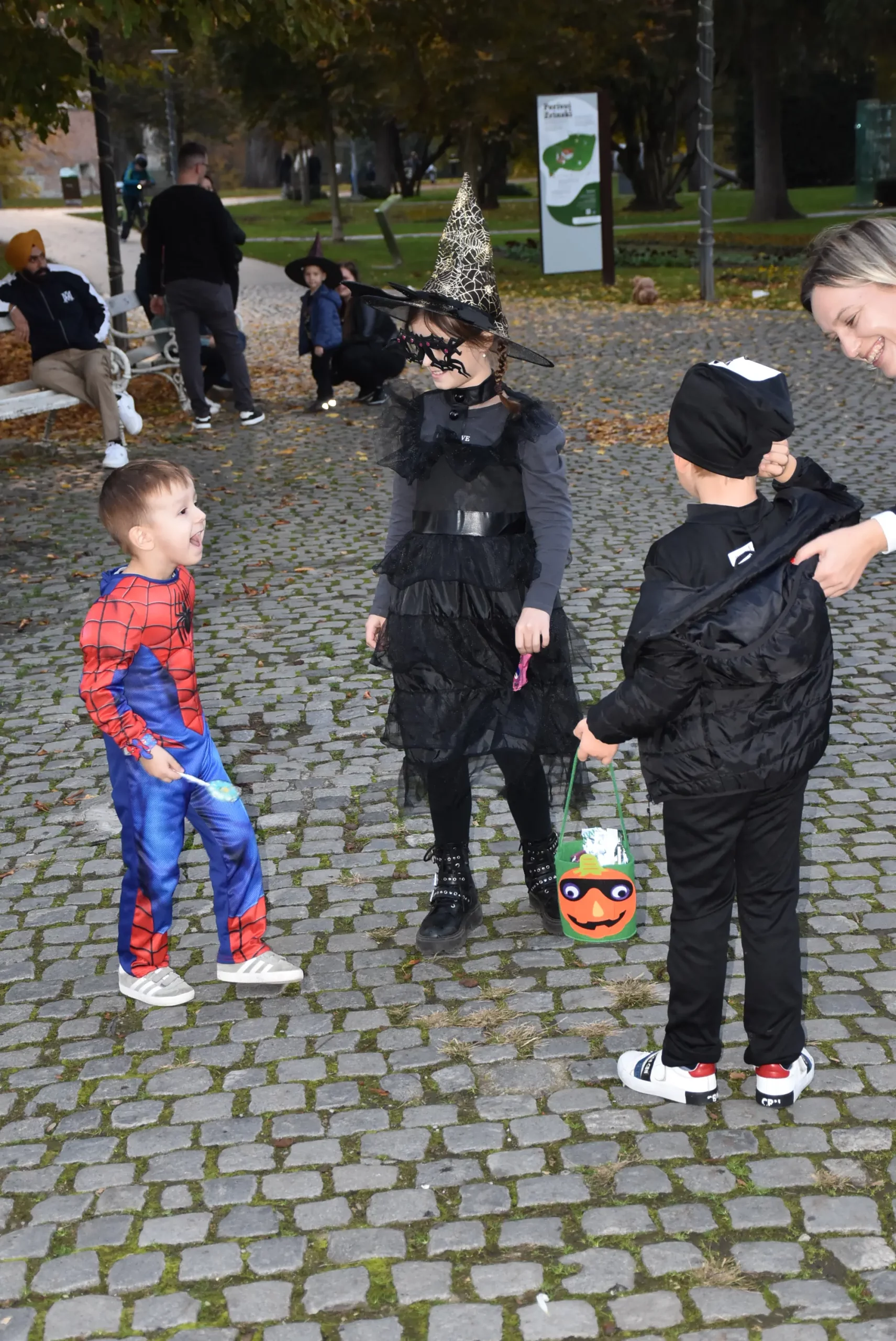 Konjički klub Međimurje razveselio je mališane za Halloween u Čakovcu (58)