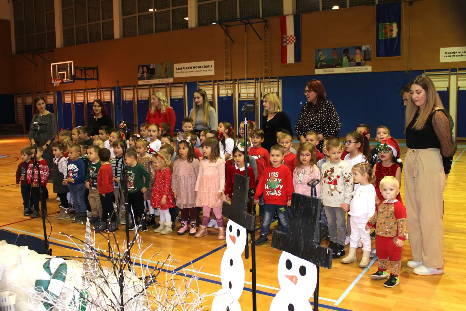 Kotoriba dočekala Svetog Nikolu uz veselu priredbu djece (19) Kotoriba dočekala Svetog Nikolu uz veselu priredbu djece (19)