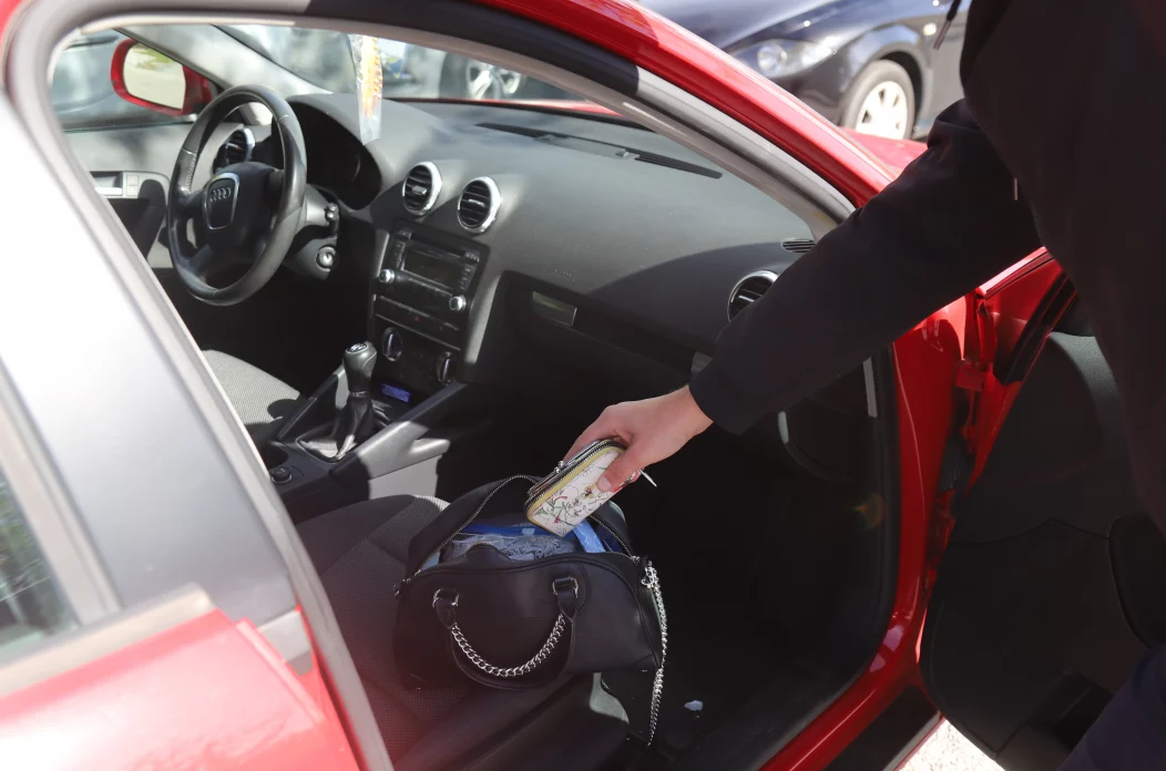 Krađa novčanika u automobilu (2)