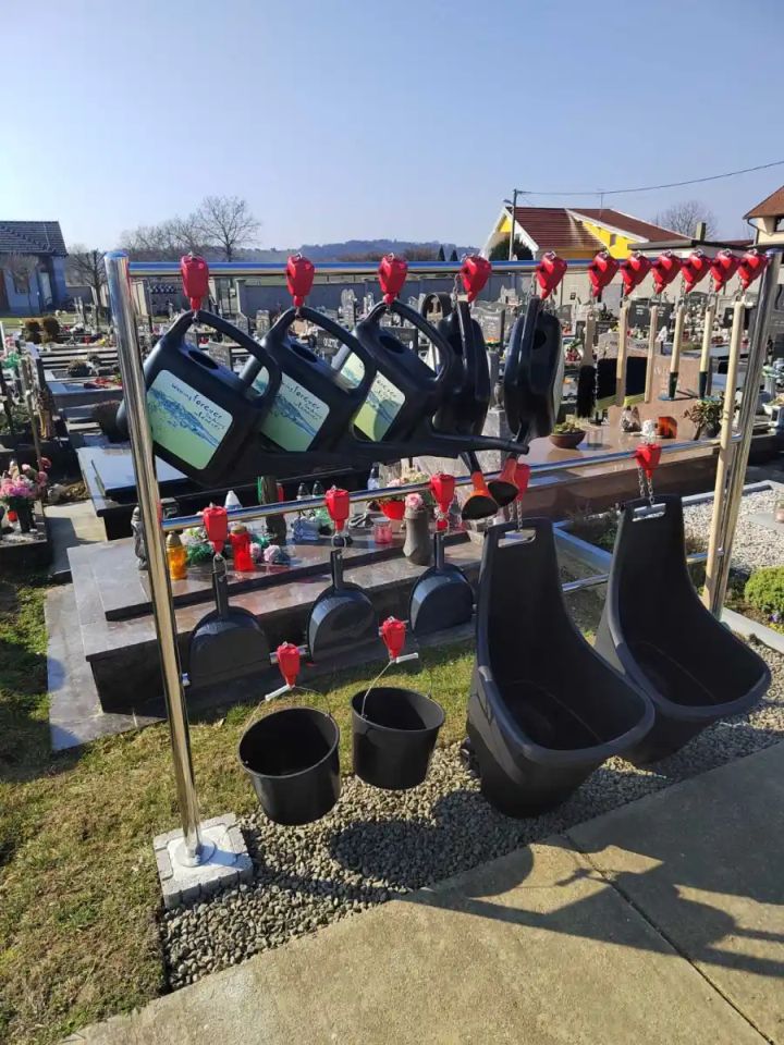 LAKŠE ODRŽAVANJE Na groblju u Svetom Martinu na Muri postavljeni stalci s alatom za održavanje grobova (1)