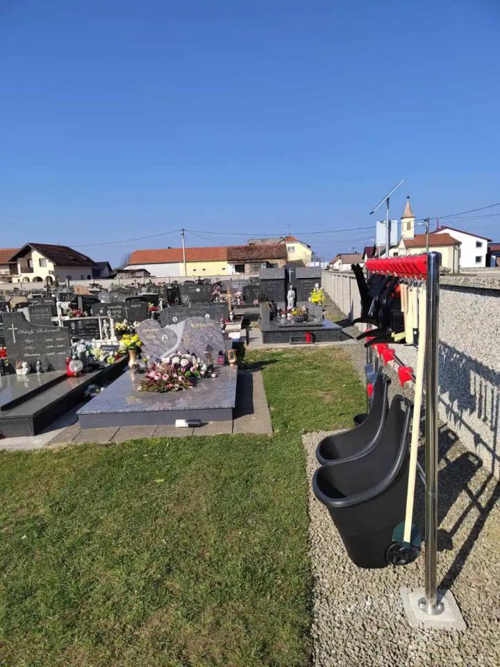 LAKŠE ODRŽAVANJE Na groblju u Svetom Martinu na Muri postavljeni stalci s alatom za održavanje grobova (2)
