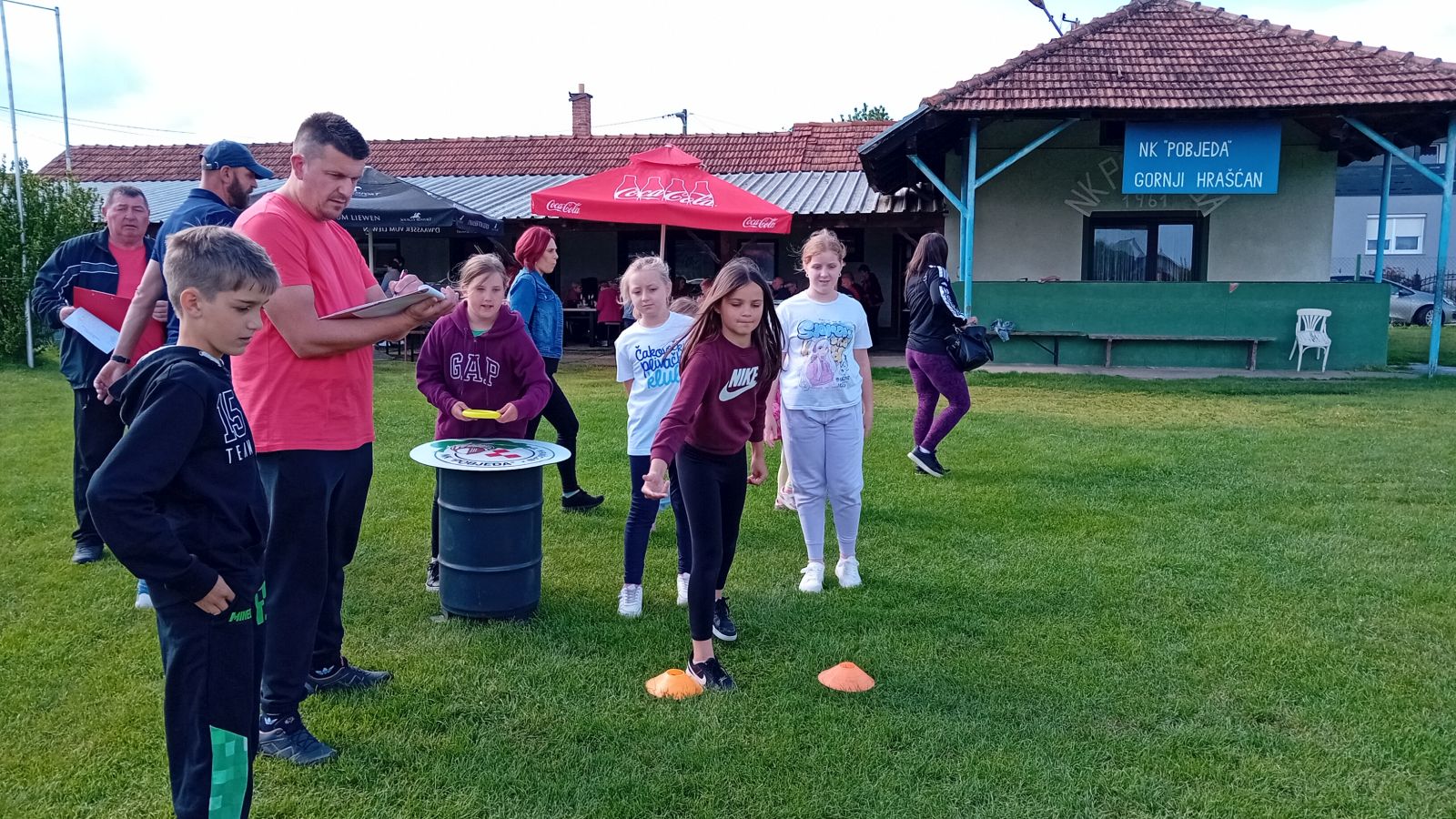 LAURA KRALJ I LEDA NOVAK (4) LAURA KRALJ I LEDA NOVAK (4)