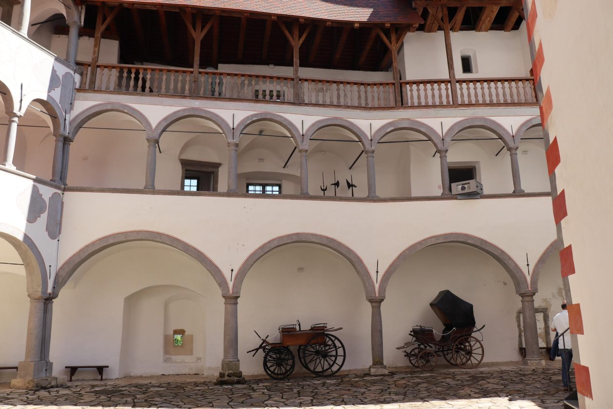 LIVING CASLTES VTabor