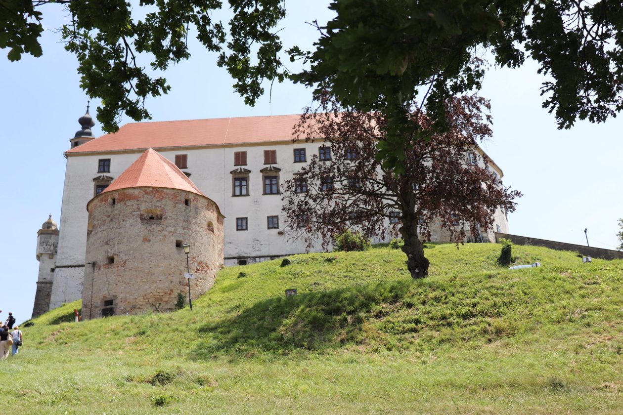 LIVING CASTLES Slo (1)