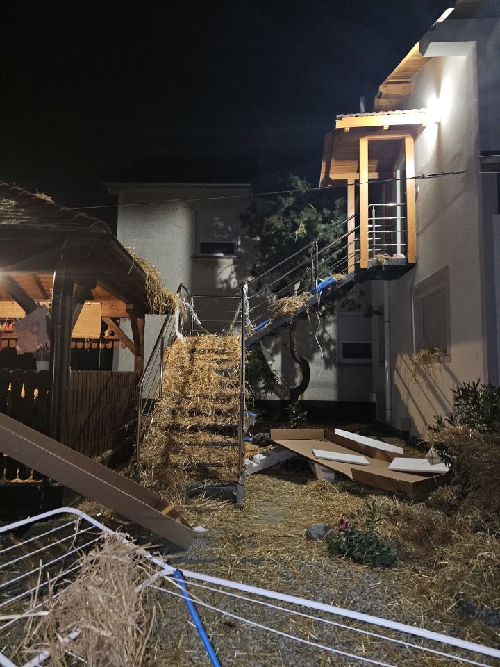 LJUBAV I OBIČAJI Veselo potepanje kod friško zaručenih Melisse Hemar i Dine Škilje (2) LJUBAV I OBIČAJI Veselo potepanje kod friško zaručenih Melisse Hemar i Dine Škilje (2)