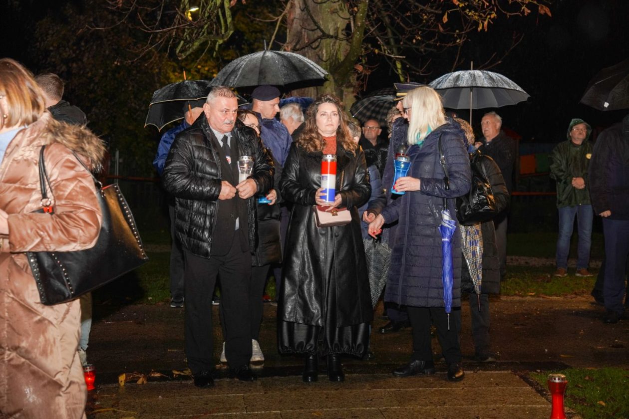 Lampioni Vukovar Dan sjećanja Kolona sjećanja vijenac polaganje vijenaca (62)
