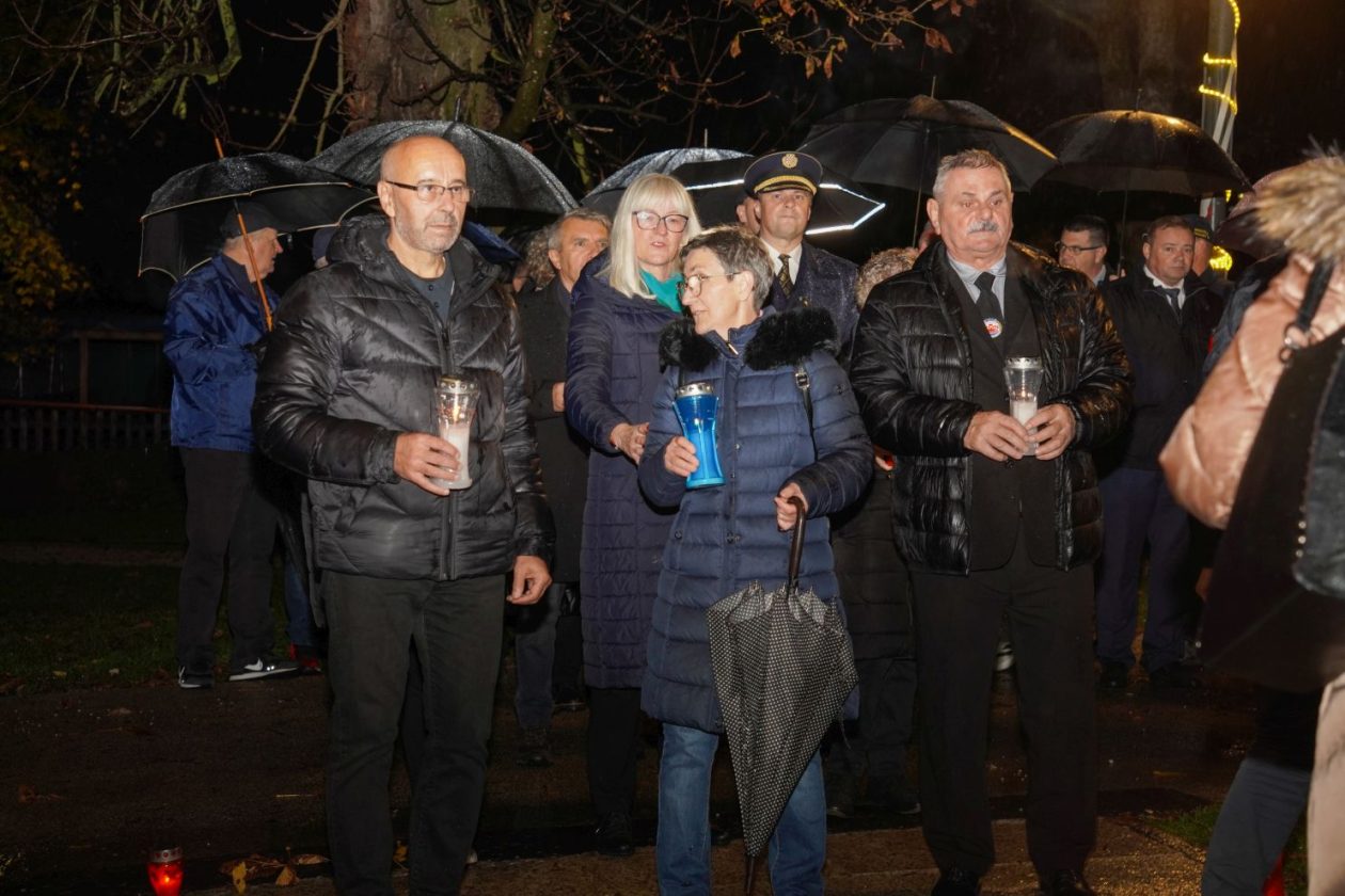 Lampioni Vukovar Dan sjećanja Kolona sjećanja vijenac polaganje vijenaca (63)