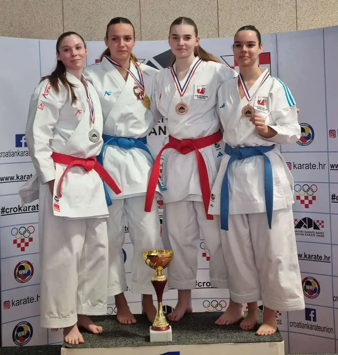 Lara i Bella na postolju (1) Lara i Bella na postolju (1)