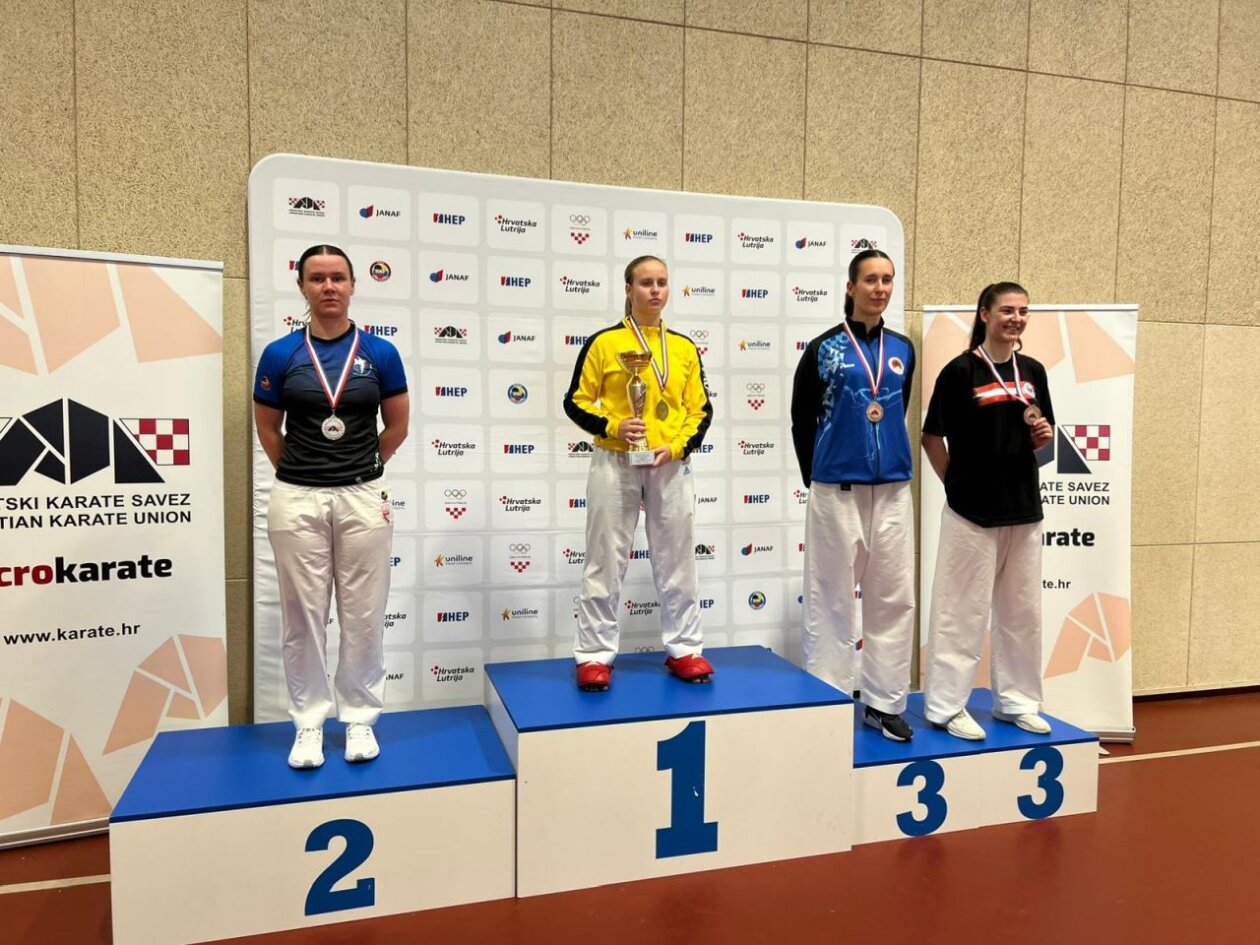 Leona Gulija prva s lijeva