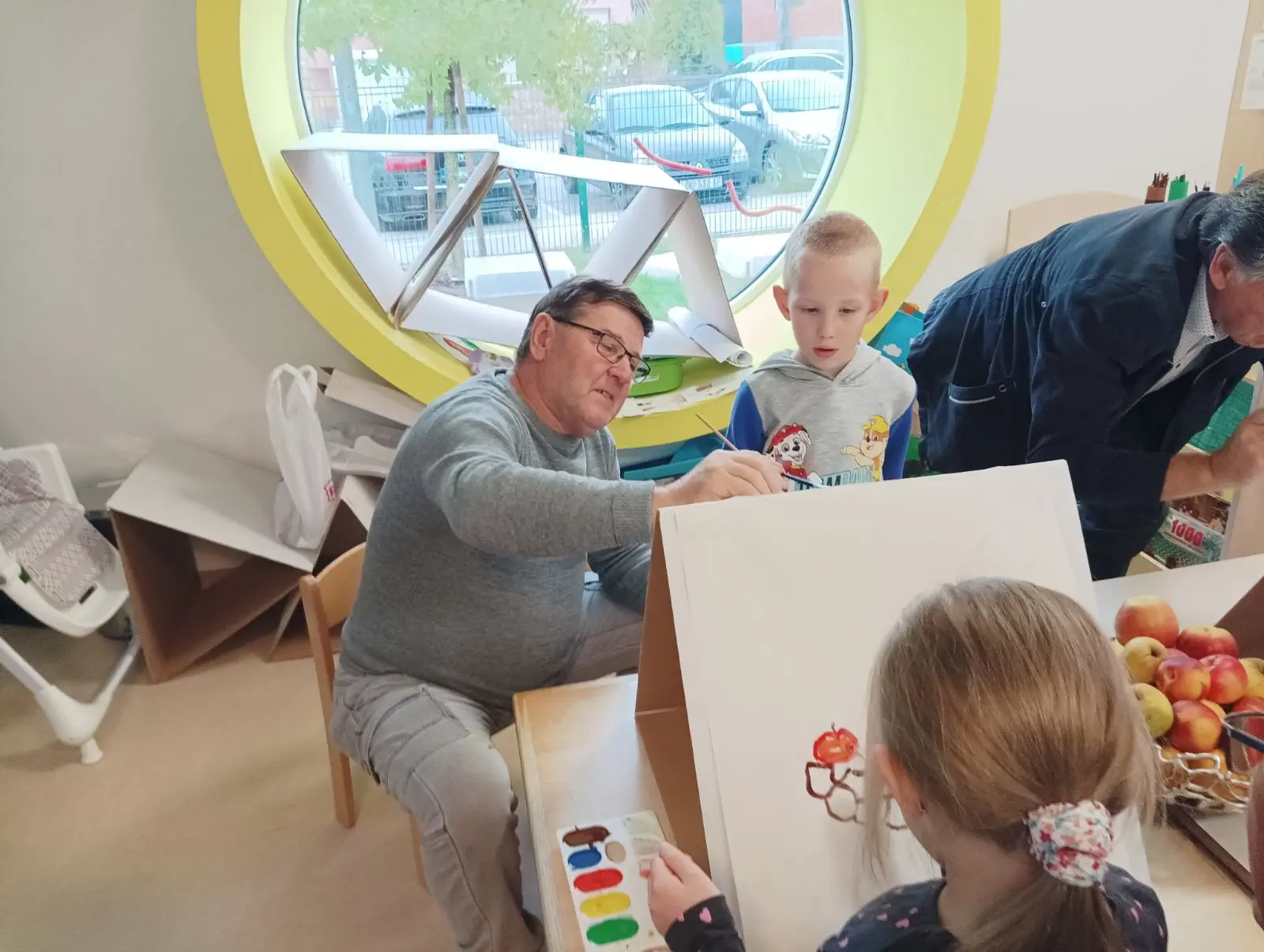 Likovna radionica s bakama i djedovima u DV ‘Maslačak’ povodom Međunarodnog dana starijih osoba (1)