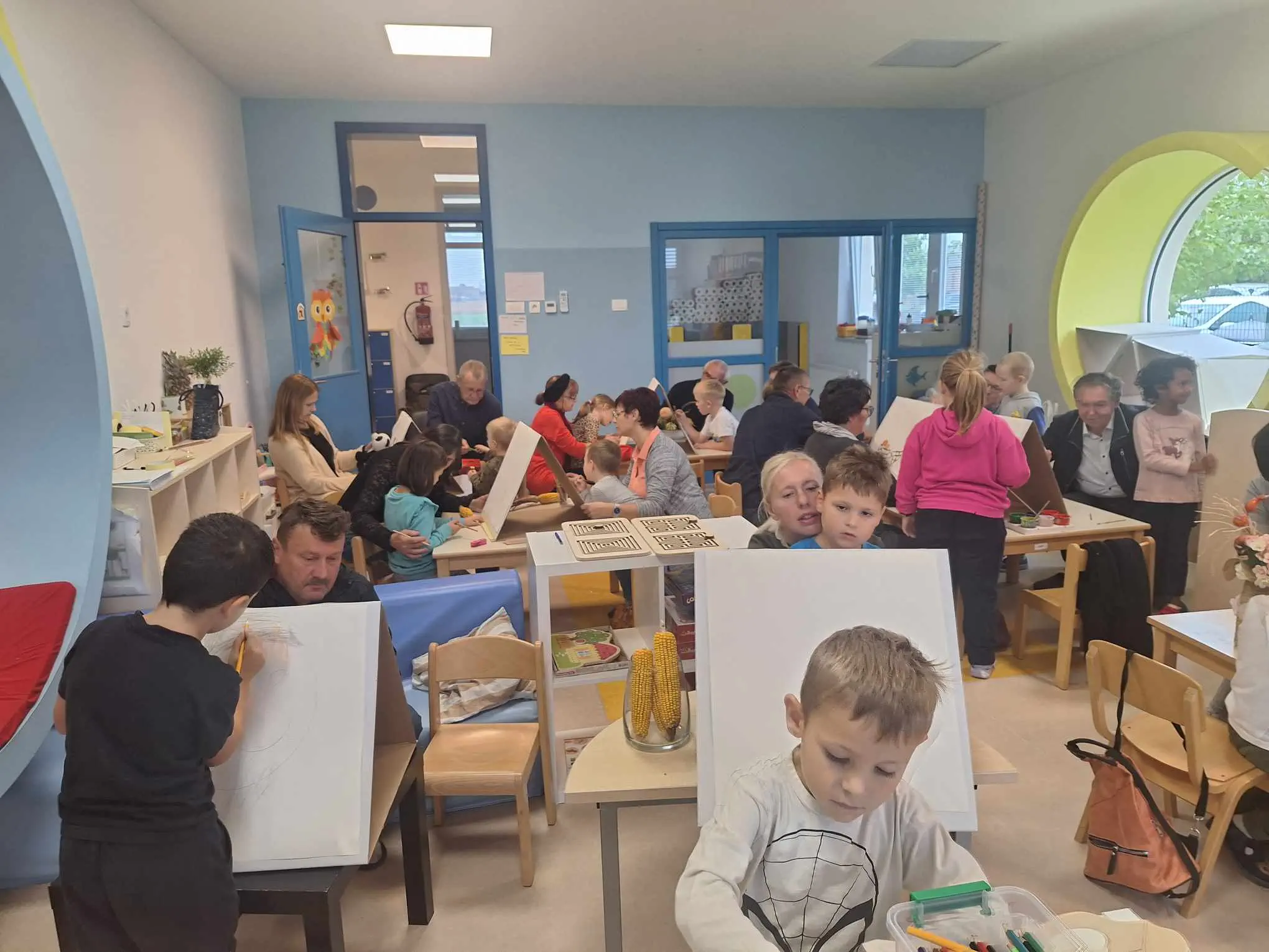 Likovna radionica s bakama i djedovima u DV ‘Maslačak’ povodom Međunarodnog dana starijih osoba (8)