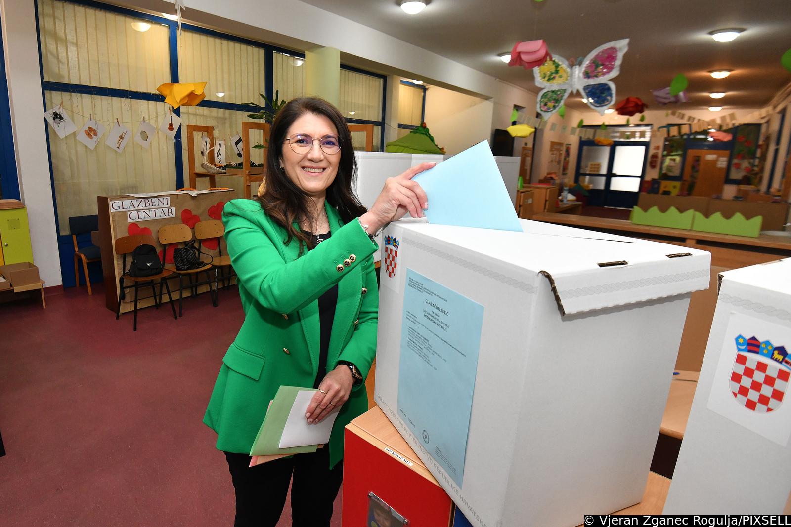 Čakovec: Gradonačelnica Ljerka Cividini izašla na glasovanje Čakovec: Gradonačelnica Ljerka Cividini izašla na glasovanje