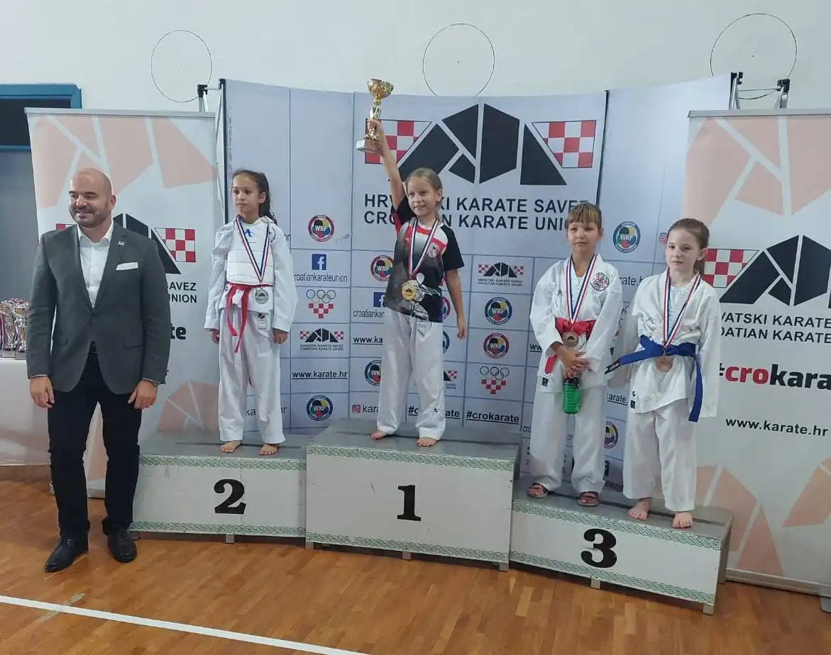 Lucija Kovačić 3. mjesto (desno) Lucija Kovačić 3. mjesto (desno)