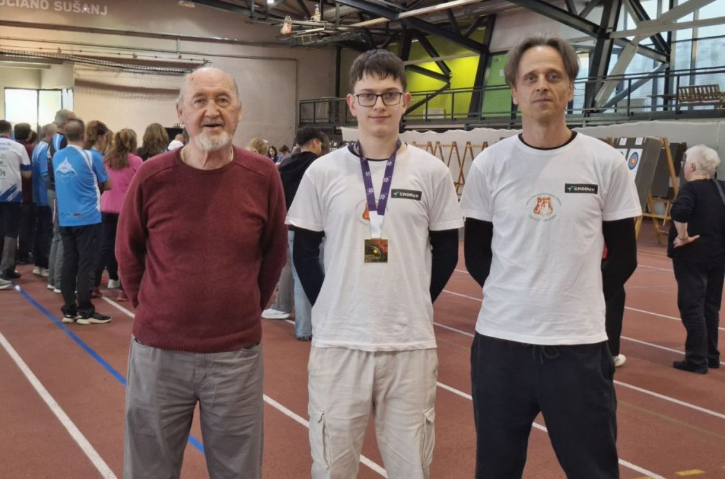 Luka Horjan s trenerom M. Štebihom i Željkom Horjanom