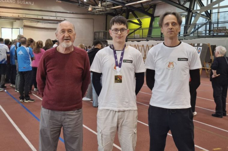 Luka Horjan s trenerom M. Štebihom i Željkom Horjanom